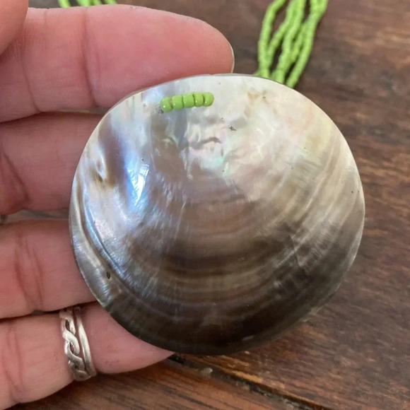 Beautiful shell and green seed bead necklace - Picture 4 of 6